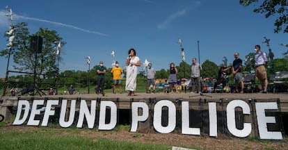 Imagen del 7 de junio de Alondra Cano, miembro del consejo municipal de Minneapolis, quien pide reducir fondos al Departamento de Policía.