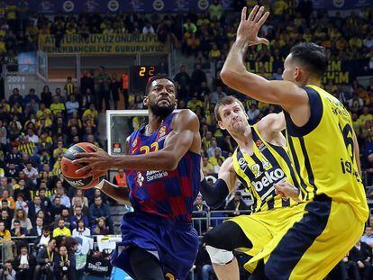 Higgins, entre Vesely y Sloukas.