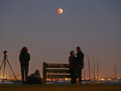 Un grupo de personas disfruta de un eclipse lunar total en Melbourne, Australia, en octubre de 2019.