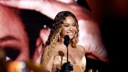 Beyoncé recoge su Grammy a mejor álbum de música electrónica, en la 65ª edición de los Premios Grammy, el 5 de febrero de 2023, en Los Ángeles (California).