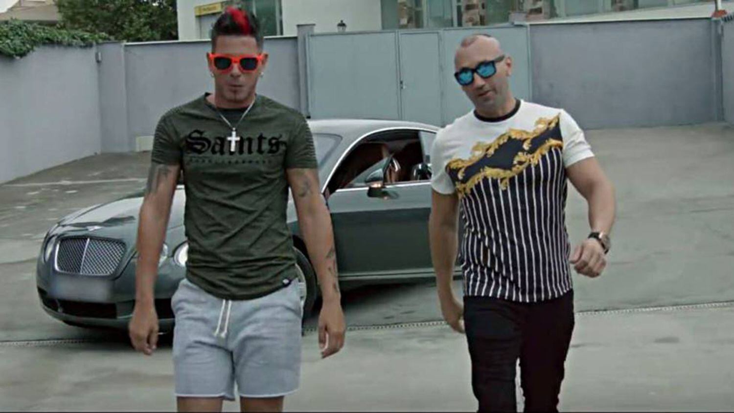 Fotograma del videoclip de la canción 'Candela', de Clase-A, en el que aparecen el cantante y Francisco Tejón, el Castaña, el mayor capo del narcotráfico del Campo de Gibraltar, en busca y captura desde 2016.