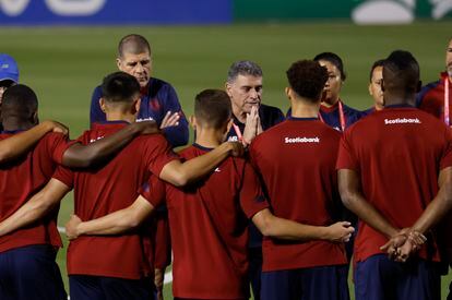 El seleccionador de Costa Rica, Luis Fernando Suárez, junta las manos y da instrucciones a sus futbolistas durante un entrenamiento en Doha.