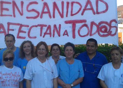 Trabajadores del Hospital San Carlos, a la entrada de su centro.