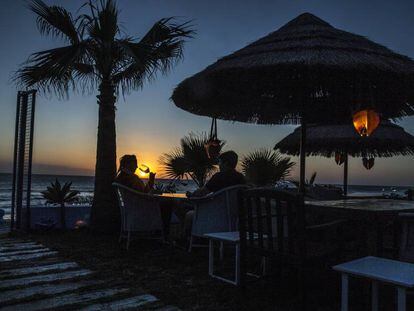 Puesta de sol en el Ajedrez Beach Club, en la playa de las Tres Piedras, en Chipiona (Cádiz).  