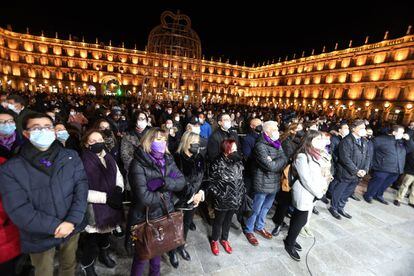 Cientos de personas se congregan con motivo del Día Internacional de la Eliminación de la Violencia contra la Mujer, una lacra que en lo que va de año se ha llevado la vida de 37 mujeres, que ha tenido lugar este jueves en la Plaza Mayor de Salamanca.