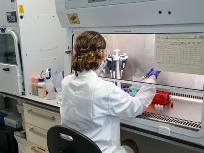 Una empleada trabaja en la vacuna de la Universidad de Oxford en el Hospital Churchill de Ofxord (Reino Unido).