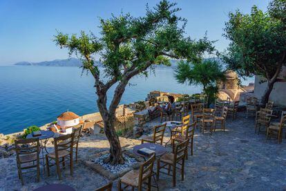 Una terraza con vistas al mar Egeo en Monemvasía.