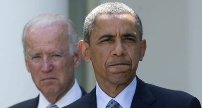 Barack Obama, acompa&ntilde;ado del vicepresidente Joe Biden, el lunes en la Casa Blanca. 