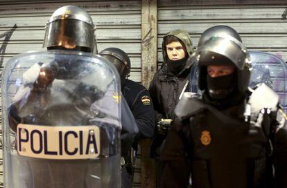 Un joven es detenido durante la concentración en la Puerta del Sol de Madrid.