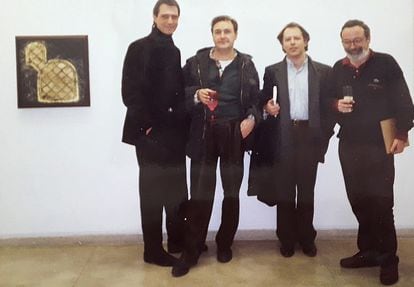 De izquierda a derecha: Frederic Amat, Vicente Molina Foix, Javier Marías y Fernando Savater en una exposición de Amat en 1992 en Madrid. 