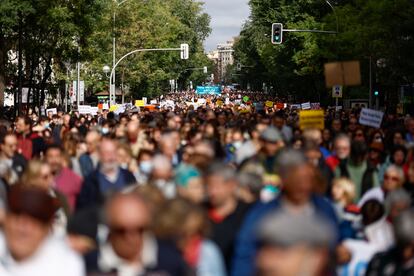 Decenas de miles de personas durante la marcha a favor de la sanidad pública por el centro de Madrid.