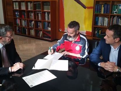 Gordillo (centro) firma su renuncia al escaño junto a Gracia y Castro.