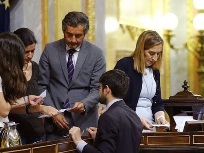 La presidenta del Congreso en 2018, Ana Pastor, con el entonces letrado mayor y secretario general, Carlos Gutiérrez, en el centro, y otros miembros de la Mesa.