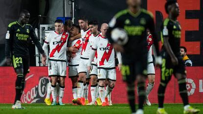 Los jugadores del Rayo Vallecano celebran el gol de Álvaro García ante el Real Madrid este lunes en Vallecas.