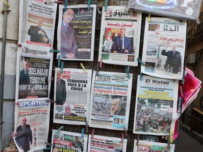 Portadas de diarios informan de la elección de Abdelmajid Tebún como presidente, este sábado en Argel.