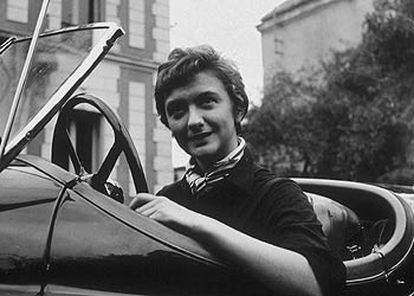 Françoise Sagan, joven, al volante de un automóvil descapotable, una de sus pasiones.