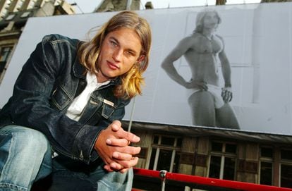 Travis Fimmel frente a su propia foto en calzoncillos, en Londres, en 2002.