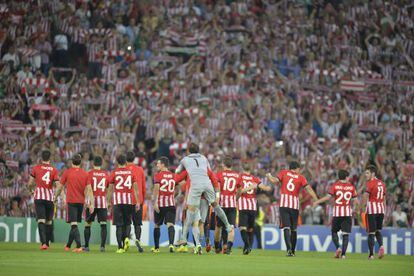 El Athletic celebra con la hinchada su victoria ante el Nápoles.