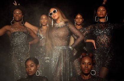 Beyoncé, en el centro, en una de las imágenes de 'Black Is King'.