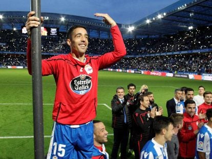 El delantero del Deportivo, Pedro Sánchez, celebra el pase al play-off de su equipo.