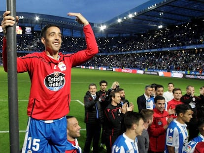 El delantero del Deportivo, Pedro Sánchez, celebra el pase al play-off de su equipo.