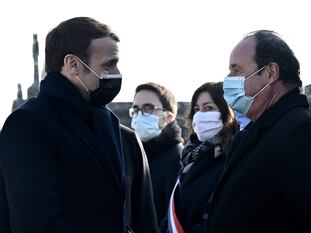 El presidente francés, Emmanuel Macron, saluda a su predecesor, François Hollande, durante la ceremonia por el 25 aniversario de la muerte de François Mitterrand