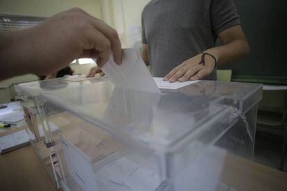 Un votante deposita su papeleta en la urna. / CARLOS ROSILLO