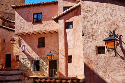 Detalle de las casas de Albarracín, cubiertas de yeso rojo.