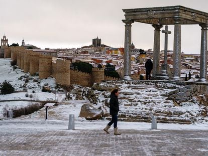 Vista de la ciudad de Ávila cubierta por la nieve caída durante la madrugada de este miércoles.
