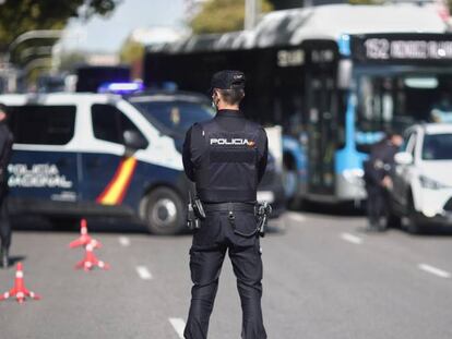 Un agente de la Policía Nacional vigila durante un control policial de movilidad en Madrid tras la aprobación de las restricciones de movilidad para contener la propagación del Covid-19.