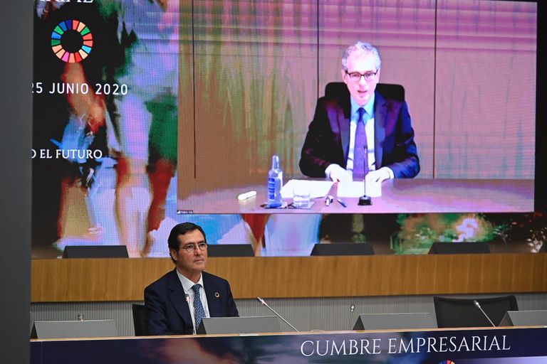 El presidente de la CEOE, Antonio Garamendi, durante el discurso de Pablo Isla en el primer día de la cumbre empresarial organizada por los empleadores.