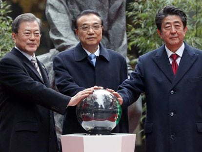 Desde la izquierda; Moon Jae-in, Li Keqiang y Shinzo Abeen Chengdú.