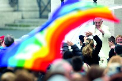 La bandera arcoíris de la paz en la recepción del Papa Francisco, el pasado enero en el Vaticano.
