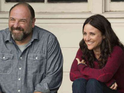 James Gandolfini y Julia-Louis Dreyfus, en un fotograma de 'Sobran las palabras'.