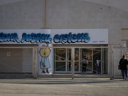 Entrada de la escuela Andreu Castells de Sabadell (Barcelona).