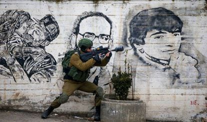 Un soldado israelí afronta una protesta palestina, el miércoles en Cisjordania.