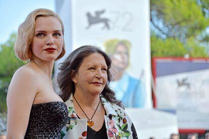 La actriz australiana Odessa Young, que forma parte del reparto de la película "Looking for Grace", y su directora, Sue Brooks, en la alfombra roja de la 72 edición del Festival de Cine de Venecia.
