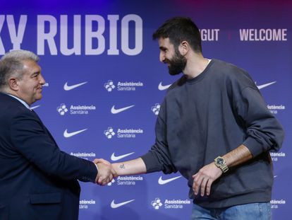 Ricky Rubio (d), junto al presidente del FC Barcelona, Joan Laporta (i), durante su presentación como nuevo jugador del Barça.