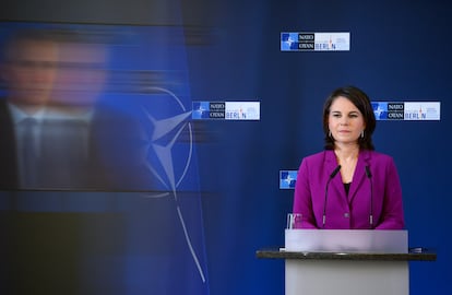 La ministra de Exteriores alemana, Annalena Baerbock, comparece este domingo en Berlín junto al secretario general de la OTAN, Jens Stoltenberg, que interviene en remoto.