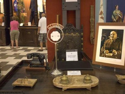 Mesa y micr&oacute;fono que supuestamente us&oacute; Queipo de Llano para emitir bandos, amenazas y proclamas franquistas, en el Museo Militar.