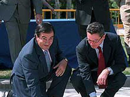 Álvarez-Cascos y Ruiz-Gallardón colocan la primera piedra