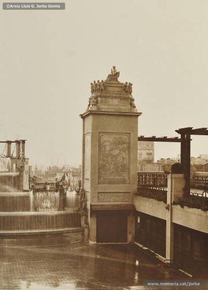 El monumento sobre el enorme pilar situado en la terraza de Almacenes Jorba en 1933.