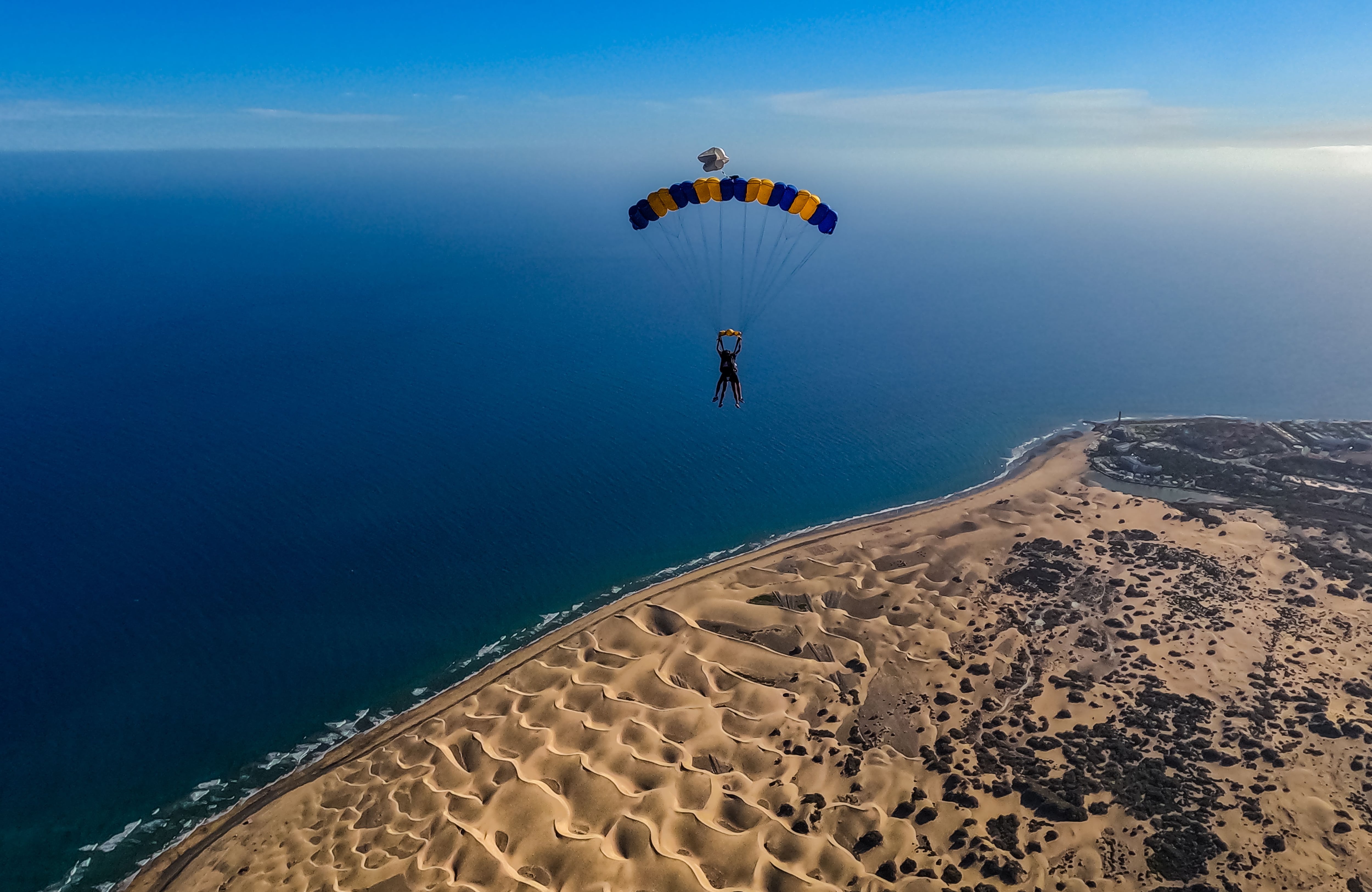 Sobrevolar Maspalomas en paracaídas, sobar anchoas y más experiencias costeras por España para una primavera con mayúsculas