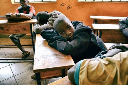 Los últimos niños llegados a las instalaciones de Amref duermen, aún bajo el efecto de drogas como el pegamento.