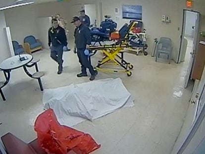 Una sábana cubre el cuerpo de Irvo Otieno, un hombre negro de 28 años, después de que el personal médico intentara reanimarlo sin éxito tras un altercado con agentes del sheriff de Virginia en un hospital psiquiátrico estatal.