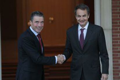 El presidente del Gobierno, José Luis Rodríguez Zapatero, con el secretario general de la OTAN, Anders Fogh Rasmussen, en La Moncloa