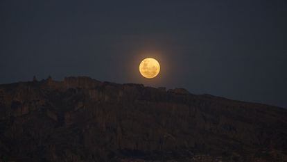 La luna llena se alza sobre La Paz (Bolivia), este martes.