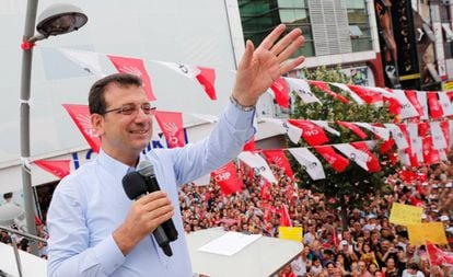 El candidato socialdemócrata a la alcaldía de Estambul, Ekrem Imamoglu, saluda a sus seguidores durante un acto de campaña este jueves en el distrito de Ümraniye.