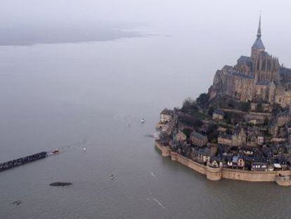 Vista aèria del Mont-Saint-Michel, on la marea pujarà l'equivalent a un edifici de quatre plantes.