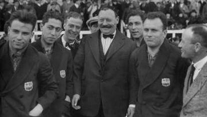 Hans Gamper, entre jugadors del Barça, als anys 20.